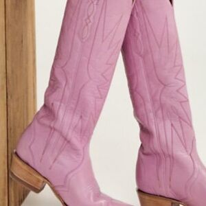 ISO Loretta Orchid Tecovas in a 6.5 (7 might work)